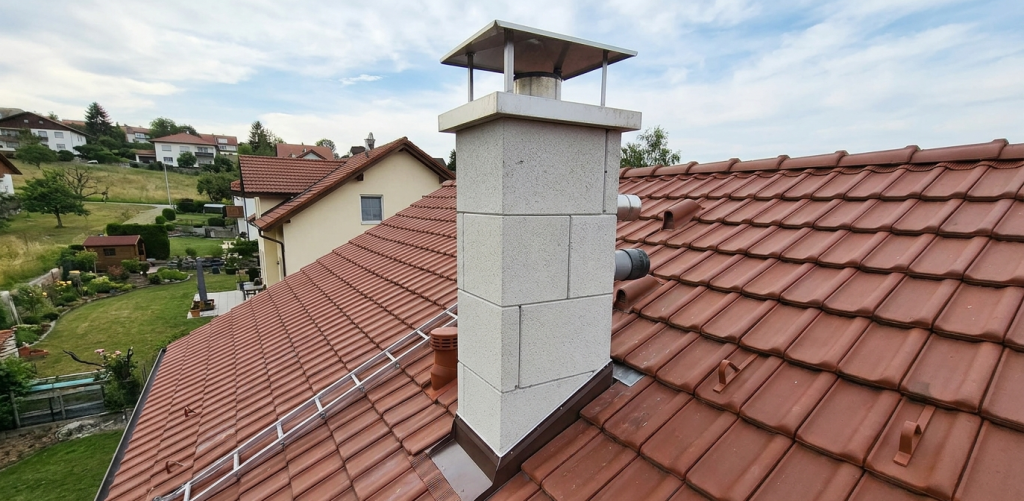 Komin systemowy a dom z poddaszem użytkowym – jak dobrze zaplanować przewód w wyższej bryle budynku?